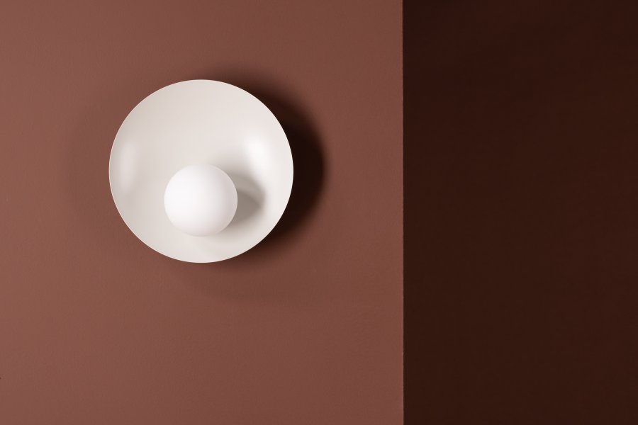 VENTURE DESIGN Le Havre vegglampe - hvitt glass og lysegrt jern