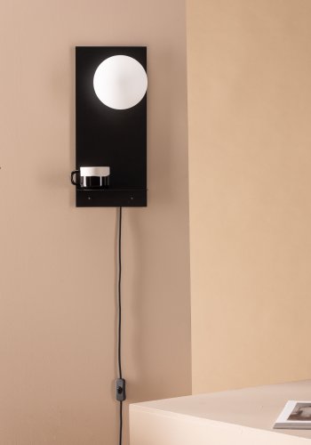 VENTURE DESIGN Troyes vegglampe, med hylle - hvitt glass og svart jern