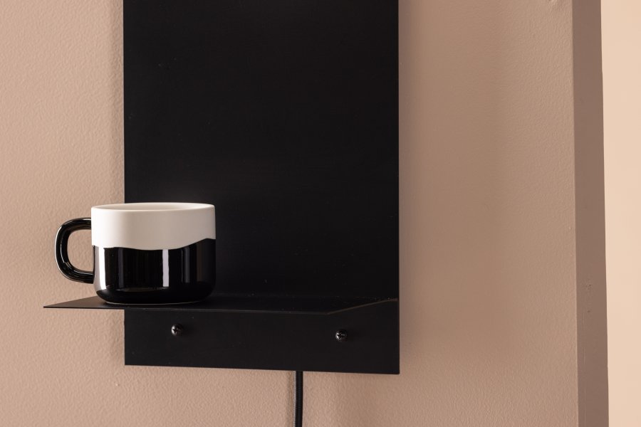 VENTURE DESIGN Troyes vegglampe, med hylle - hvitt glass og svart jern