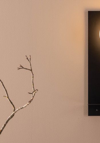 VENTURE DESIGN Troyes vegglampe, med hylle - hvitt glass og svart jern