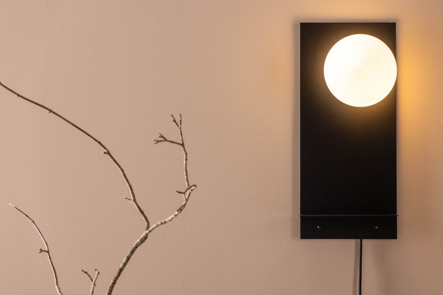 VENTURE DESIGN Troyes vegglampe, med hylle - hvitt glass og svart jern
