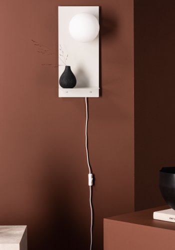 VENTURE DESIGN Troyes vegglampe, med hylle - hvitt glass og lysegrt jern