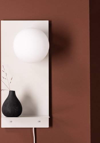 VENTURE DESIGN Troyes vegglampe, med hylle - hvitt glass og lysegrt jern
