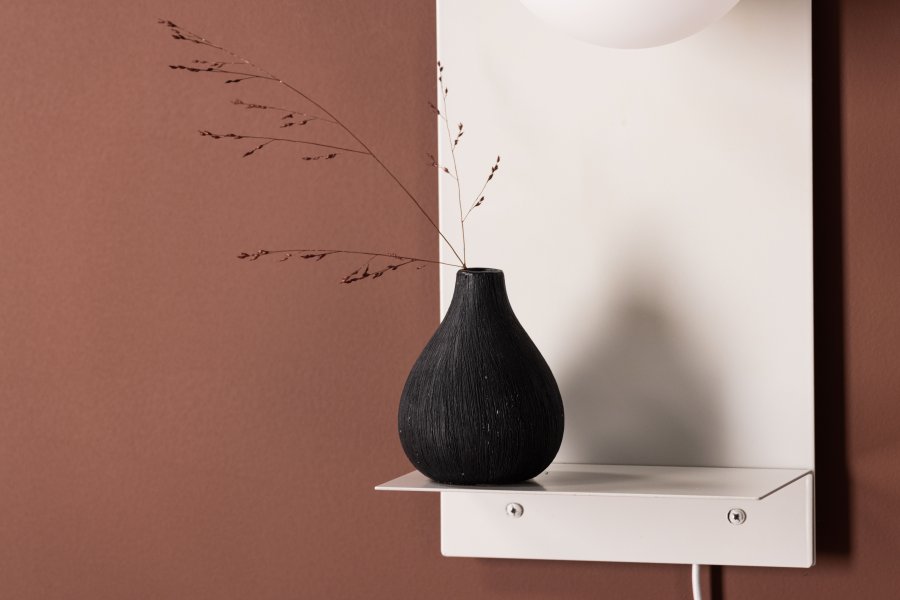 VENTURE DESIGN Troyes vegglampe, med hylle - hvitt glass og lysegrt jern