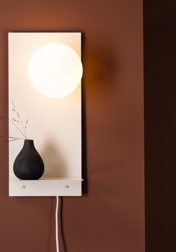 VENTURE DESIGN Troyes vegglampe, med hylle - hvitt glass og lysegrt jern