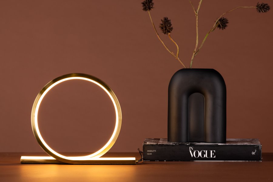 VENTURE DESIGN Saunier bordlampe - gull aluminium