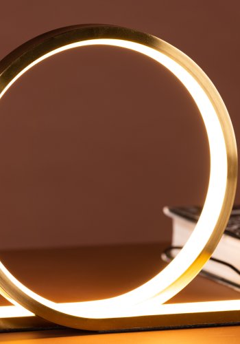 VENTURE DESIGN Saunier bordlampe - gull aluminium