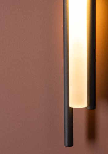 VENTURE DESIGN Clermont vegglampe - hvit akryl og svart jern