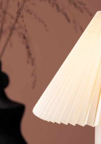 VENTURE DESIGN Largin bordlampe - offwhite papir og lysegr jern