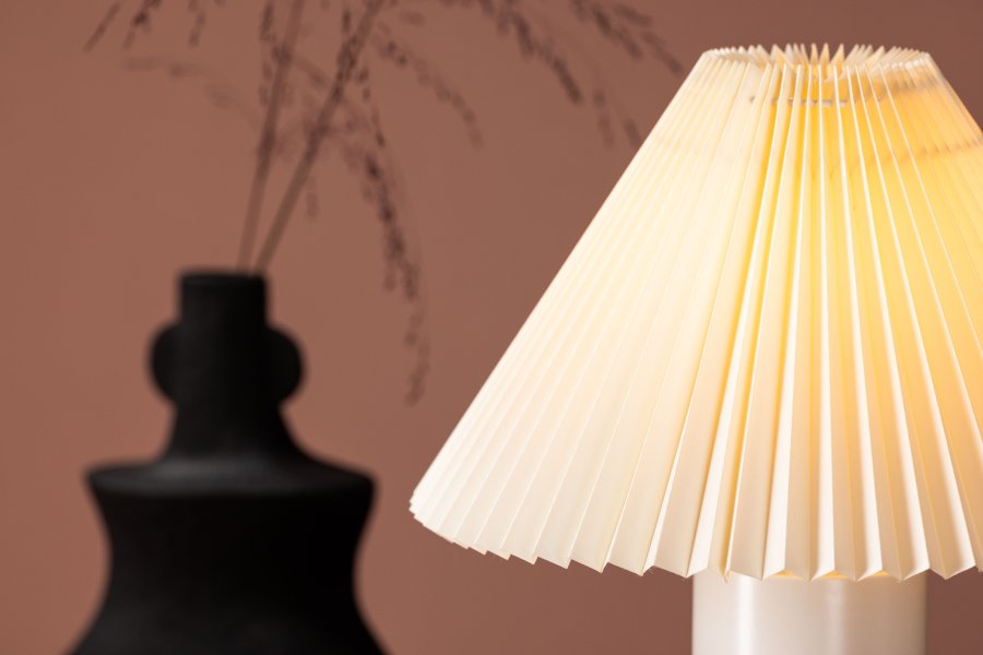 VENTURE DESIGN Largin bordlampe - offwhite papir og lysegr jern