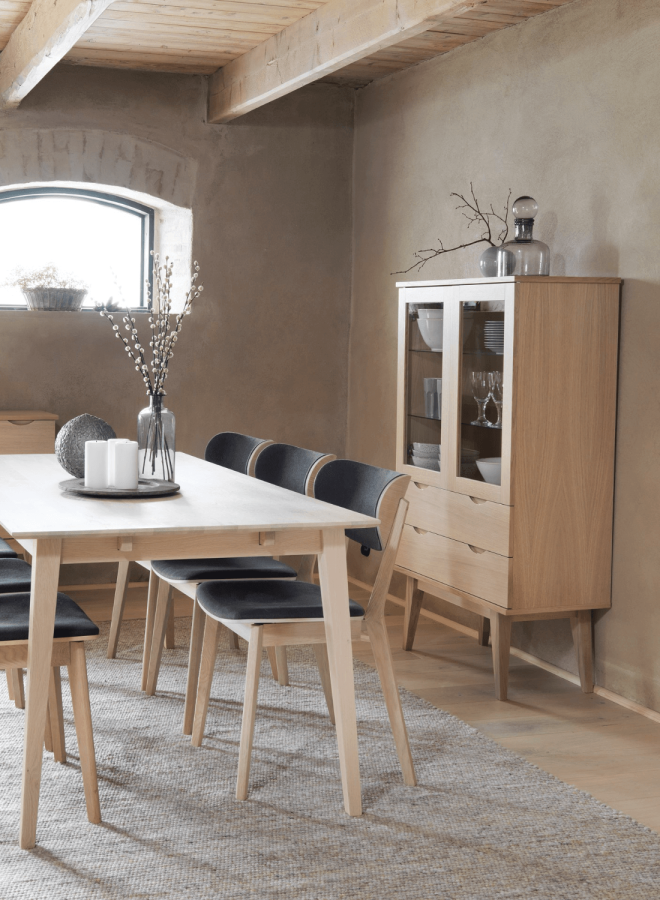 ROWICO Filippa vitrineskab - hvidolieret eg, m. 2 glaslger og 2 skuffer 