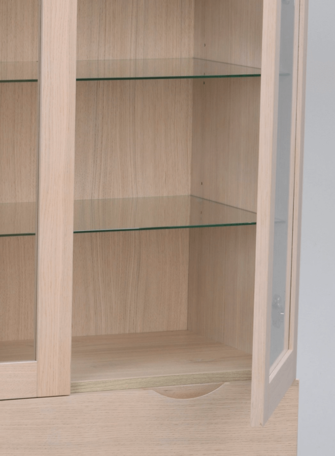 ROWICO Filippa vitrineskab - hvidolieret eg, m. 2 glaslger og 2 skuffer 