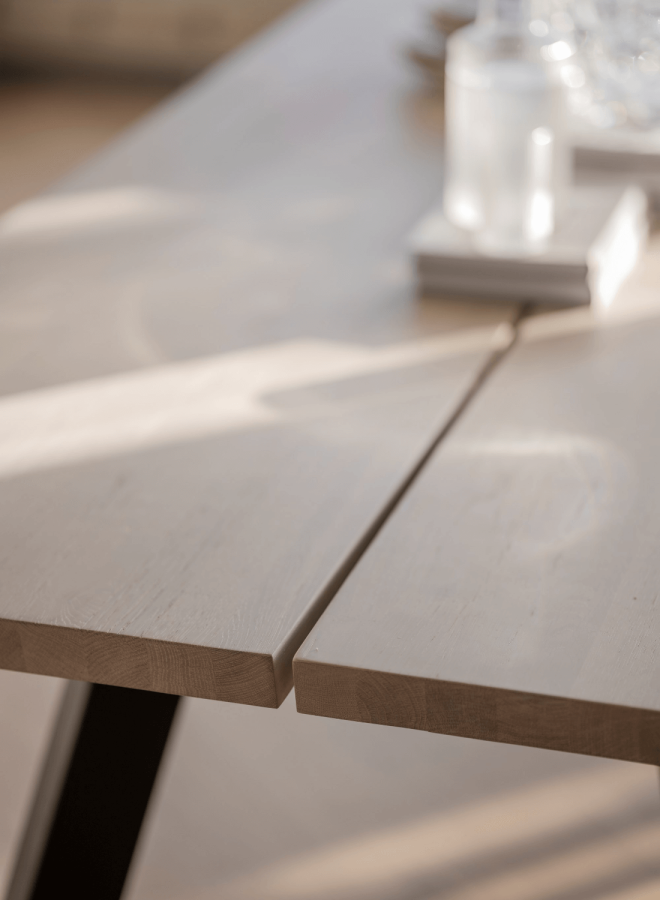 ROWICO Fred Plankentisch - weiß geölte Eiche und schwarzes Metall (240x100) 