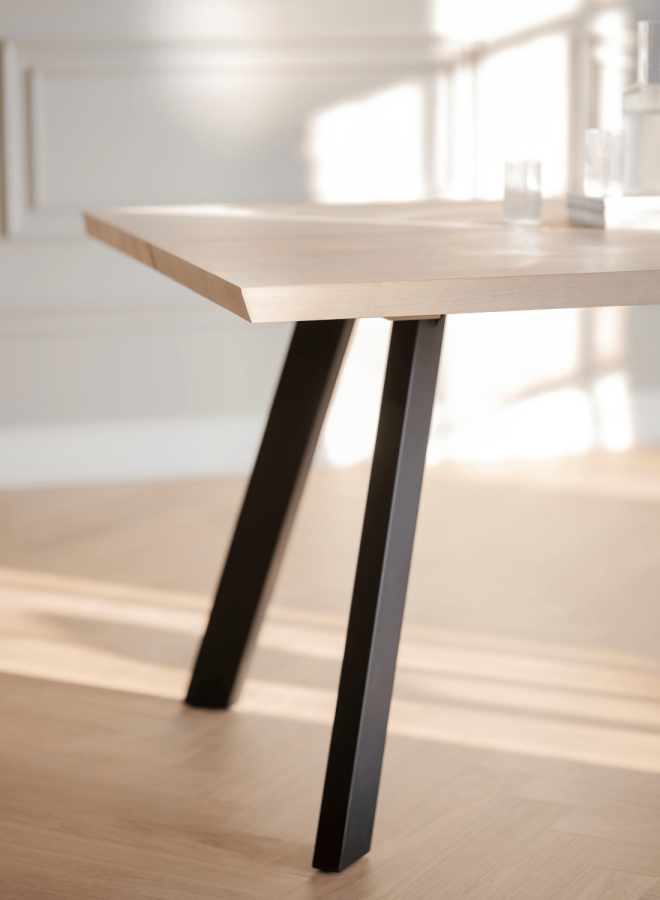 ROWICO Fred Plankentisch - weiß geölte Eiche und schwarzes Metall (240x100) 
