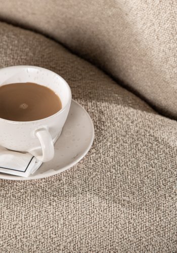 VENTURE DESIGN Lincoln lenestol - beige bouclè-stoff og valnttstl