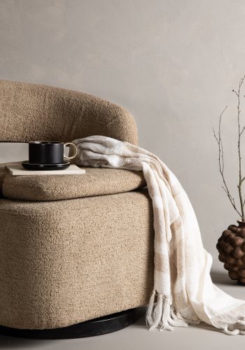 VENTURE DESIGN Laurel svingstol, med armlener - brunt bouclstoff og sort stl