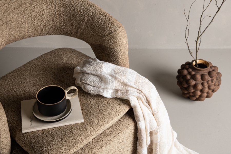 VENTURE DESIGN Laurel svingstol, med armlener - brunt bouclstoff og sort stl