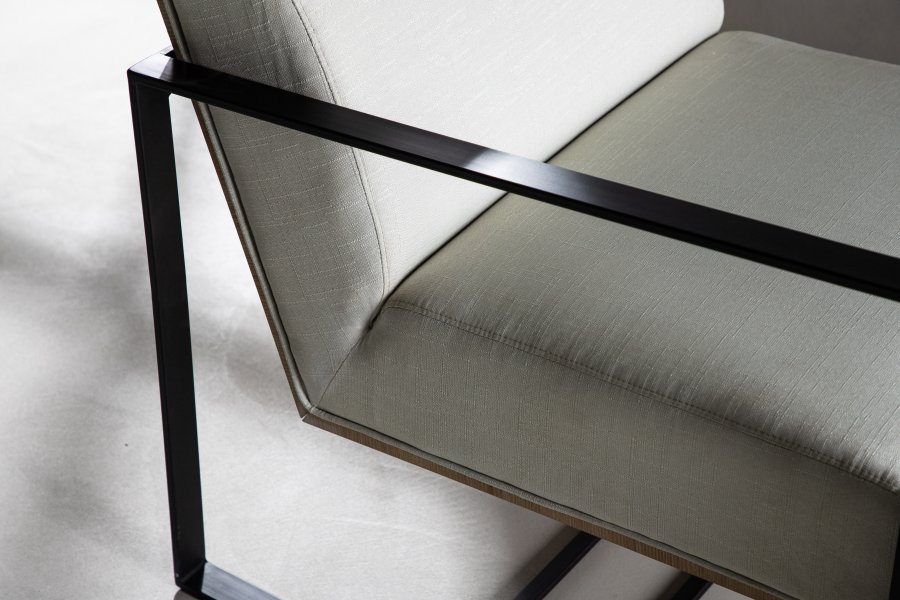 VENTURE DESIGN Kansas lenestol - hvit lin og sort stl