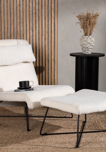 VENTURE DESIGN Laconia lenestol, med fotskammel - hvit teddystoff og matt sort stl