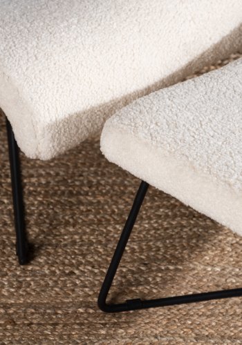 VENTURE DESIGN Laconia lenestol, med fotskammel - hvit teddystoff og matt sort stl