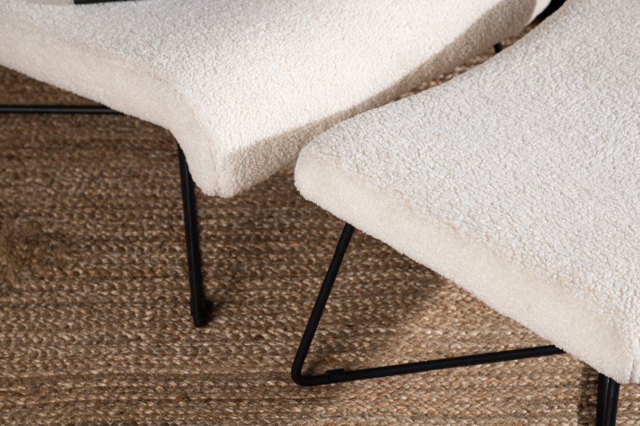 VENTURE DESIGN Laconia lenestol, med fotskammel - hvit teddystoff og matt sort stl