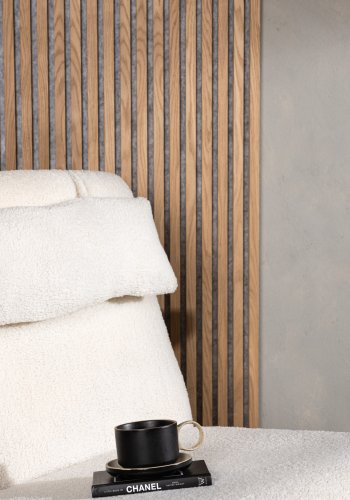 VENTURE DESIGN Laconia lenestol, med fotskammel - hvit teddystoff og matt sort stl