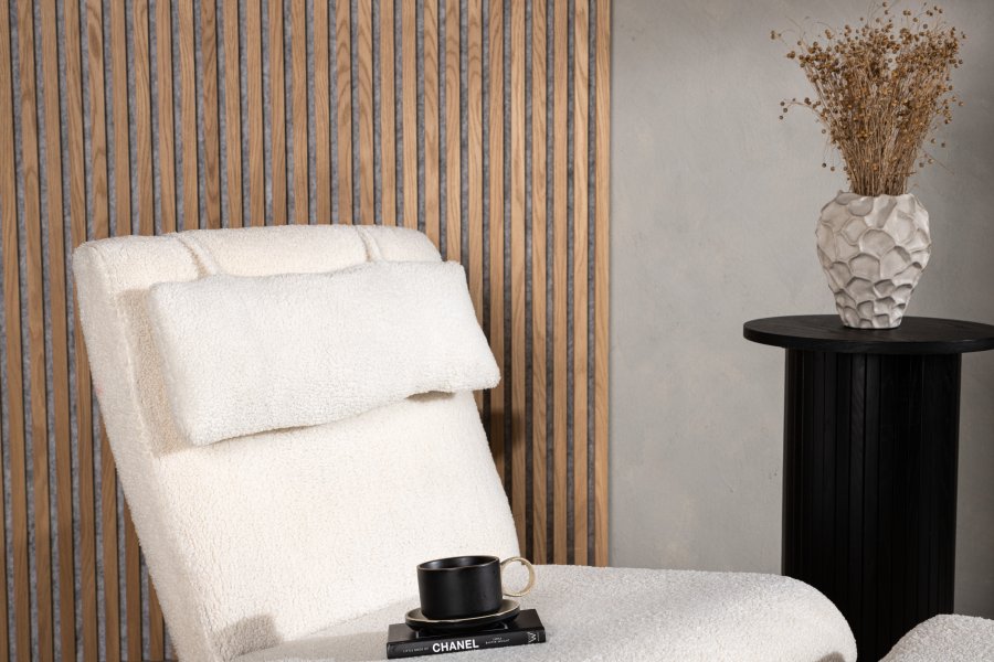 VENTURE DESIGN Laconia lenestol, med fotskammel - hvit teddystoff og matt sort stl