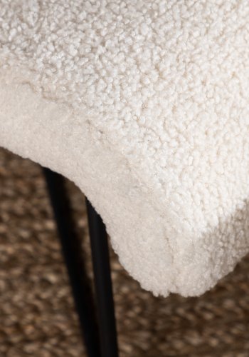 VENTURE DESIGN Laconia lenestol, med fotskammel - hvit teddystoff og matt sort stl