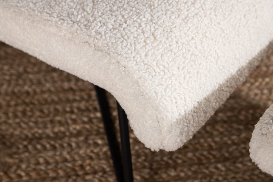 VENTURE DESIGN Laconia lenestol, med fotskammel - hvit teddystoff og matt sort stl