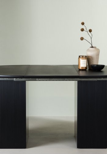 VENTURE DESIGN Matilda spisebord, m. udtrk - sort MDF med finr (130/180)