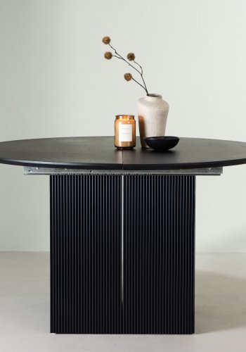 VENTURE DESIGN Matilda spisebord, m. udtrk - sort MDF med finr (130/180)