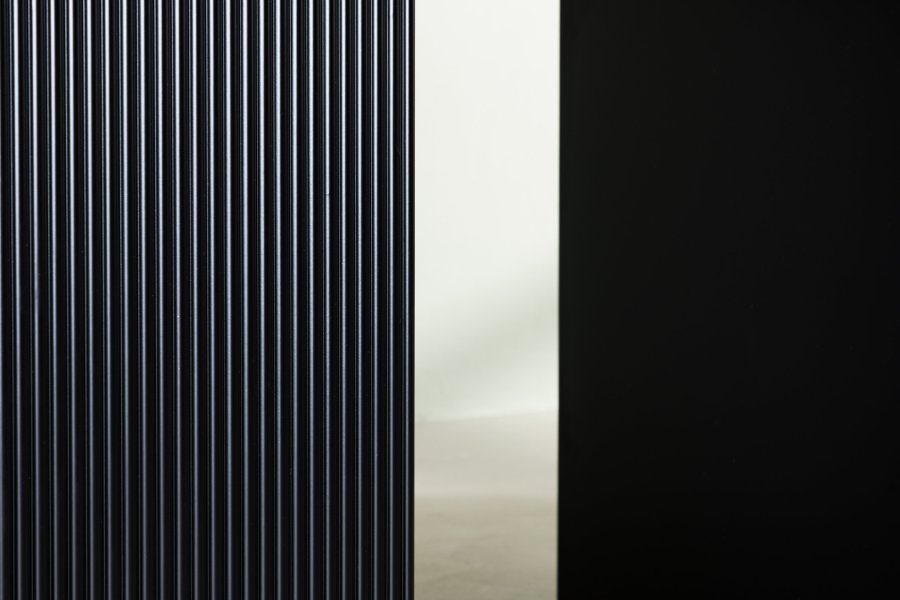 VENTURE DESIGN Matilda spisebord, m. udtrk - sort MDF med finr (130/180)