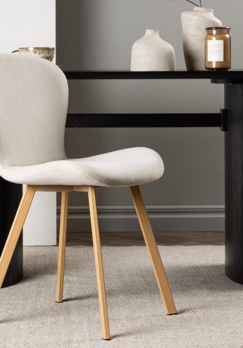 VENTURE DESIGN Lilja spisestuestol - beige stoff og stl med eikelook