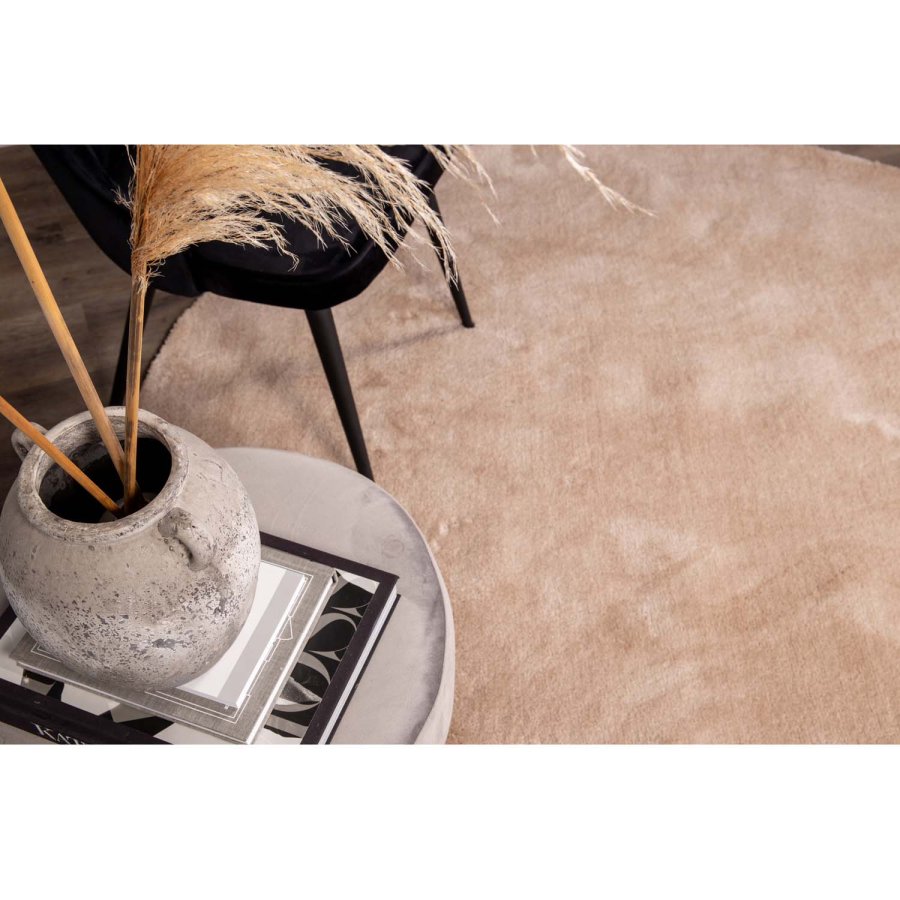 VENTURE DESIGN Velvet Deluxe spisebordsstol, med armlener - sort velour og sort metall