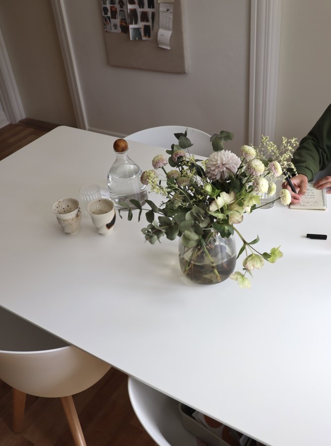 NORDLYS Alborg spisebordsstol, m. armln - hvid polypropylen og natur tr