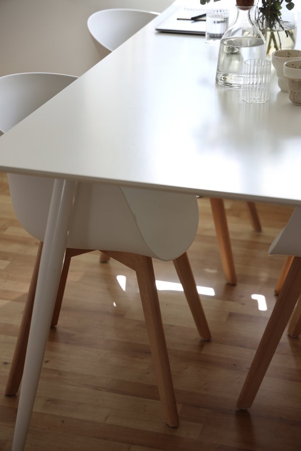 NORDLYS Alborg spisebordsstol, m. armln - hvid polypropylen og natur tr