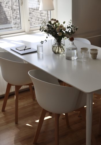 NORDLYS Alborg spisebordsstol, m. armln - hvid polypropylen og natur tr