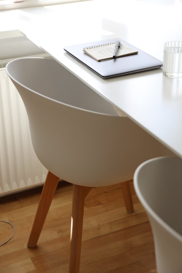 NORDLYS Alborg spisebordsstol, m. armln - hvid polypropylen og natur tr