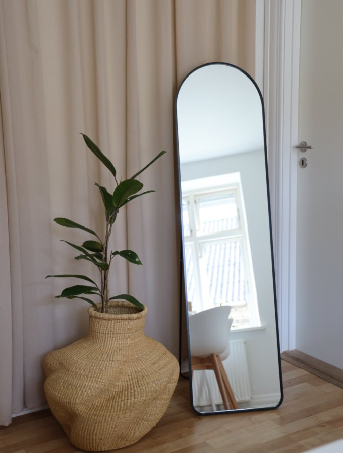 HOUSE NORDIC Madrid Standspiegel, rechteckig - Spiegelglas und schwarzes Aluminium (150x40)