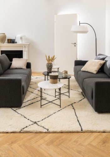 ACT NORDIC Avila Beistelltisch, rund – weißer Guangxi-Marmor und schwarzer Stahl (52)