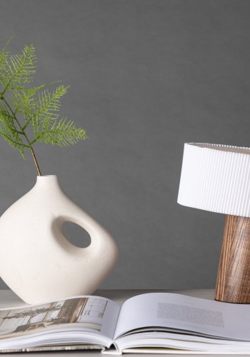 VENTURE DESIGN Branäs 20cm bordlampe - hvit papirorigami og valntt