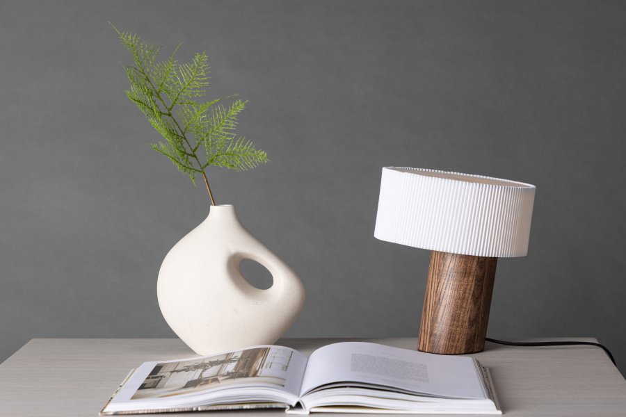 VENTURE DESIGN Branäs 20cm bordlampe - hvit papirorigami og valntt