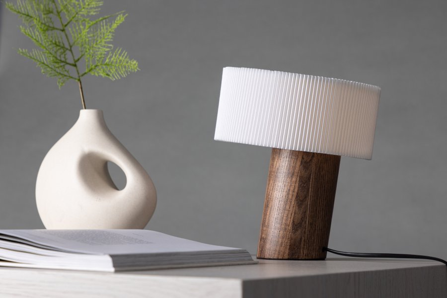 VENTURE DESIGN Branäs 20cm bordlampe - hvit papirorigami og valntt