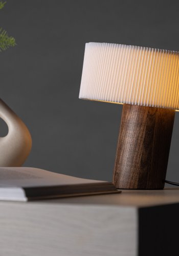 VENTURE DESIGN Branäs 20cm bordlampe - hvit papirorigami og valntt