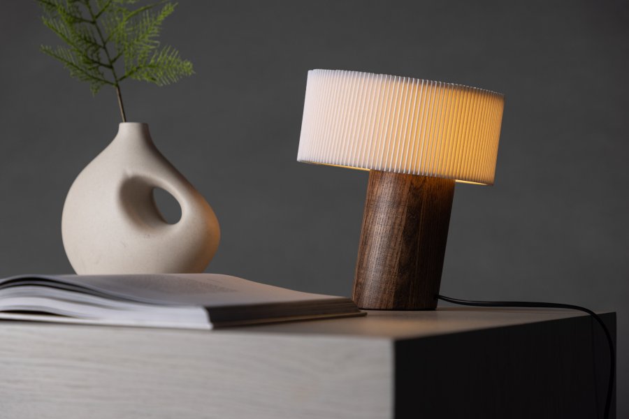 VENTURE DESIGN Branäs 20cm bordlampe - hvit papirorigami og valntt