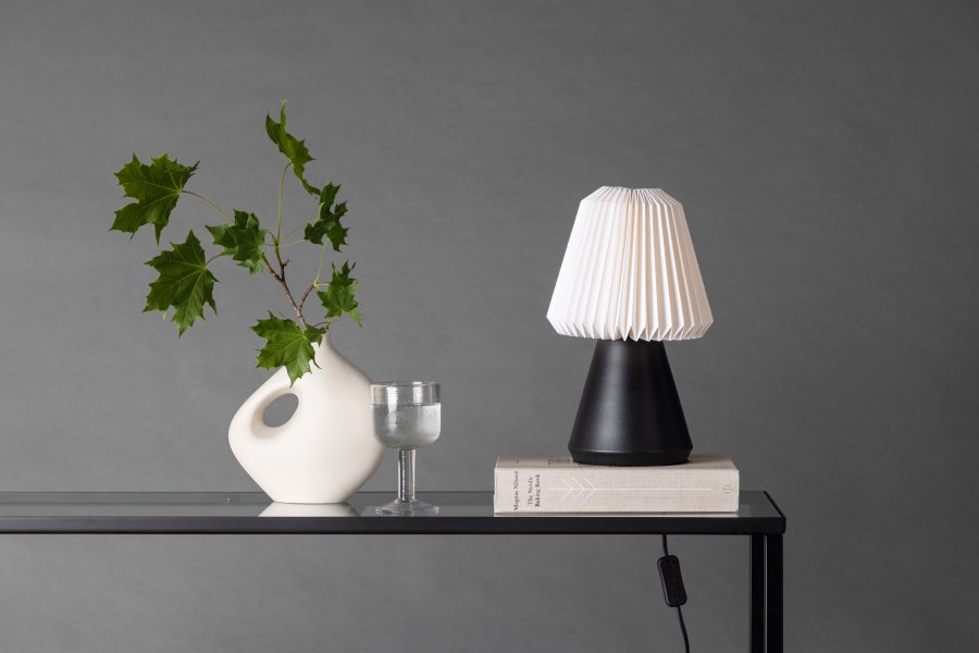VENTURE DESIGN Fjällen Tischleuchte - weißes Papier und schwarzer Stahl