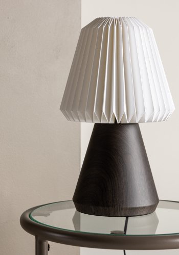 VENTURE DESIGN Fjällen Tischleuchte - weißes Papier und walnussfarbener, eichenfolierter Stahl