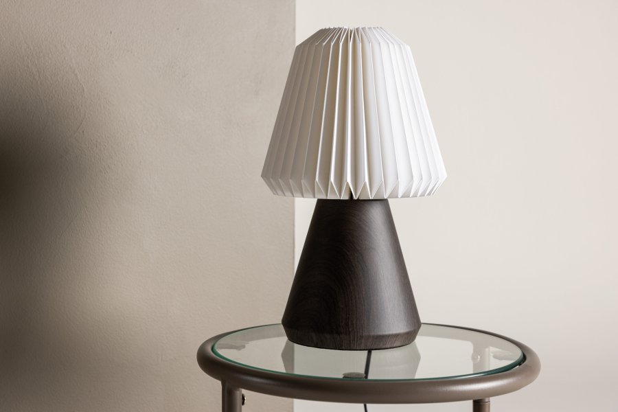 VENTURE DESIGN Fjällen Tischleuchte - weißes Papier und walnussfarbener, eichenfolierter Stahl