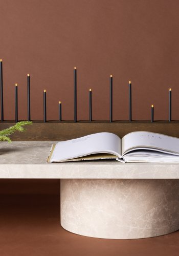 VENTURE DESIGN Kungsberget bordlampe - valnttfarget MDF og sort stl