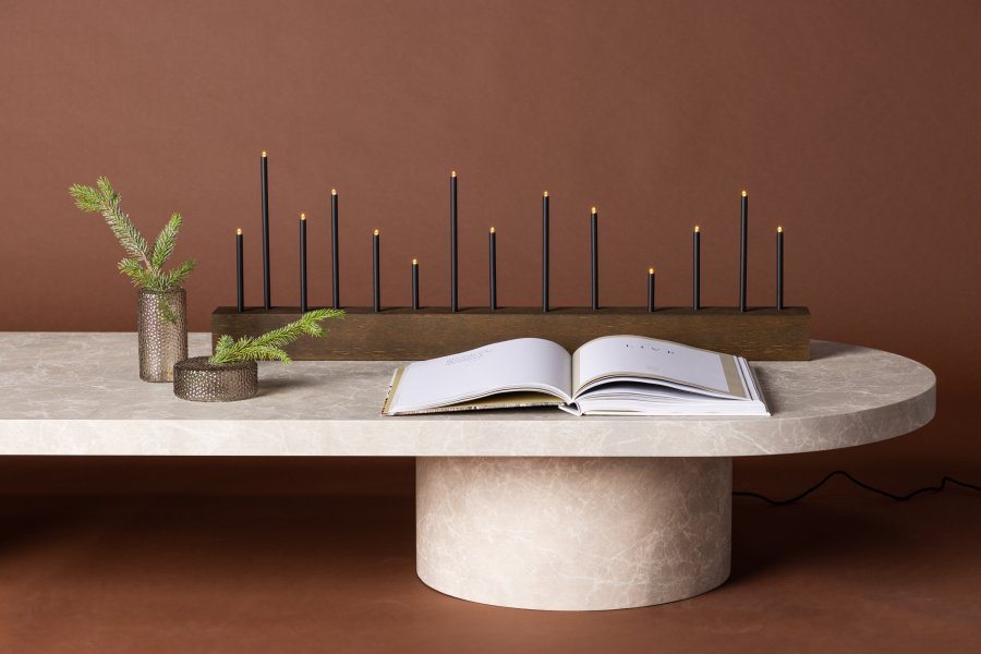 VENTURE DESIGN Kungsberget bordlampe - valnttfarget MDF og sort stl